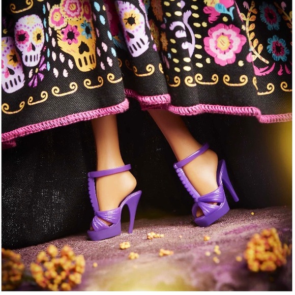 2021 Barbie Signature Dia De Muertos Collectible Doll-Embroidered Dress & Crown - Picture 5 of 6